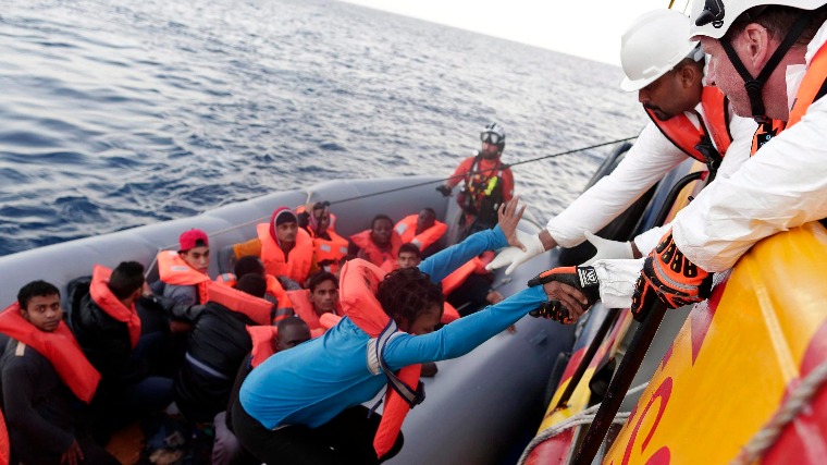 ET emberi jogi biztos: Az NGO-k a tagállamok akarata ellenére is tegyék partra a migránsokat!