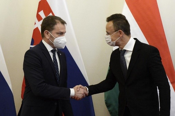 Magyarország segít Szlovákiának az orosz oltóanyag bevizsgálásában
