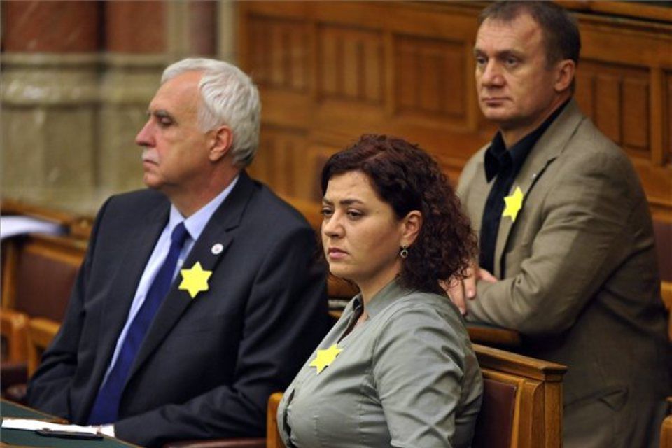 Az MSZP a Jobbikkal, vagyis egy olyan párttal lép éppen szövetségre, akik ellen 2012-ben a parlamentben sárga csillagot viseltek!Forrád: 24.hu
