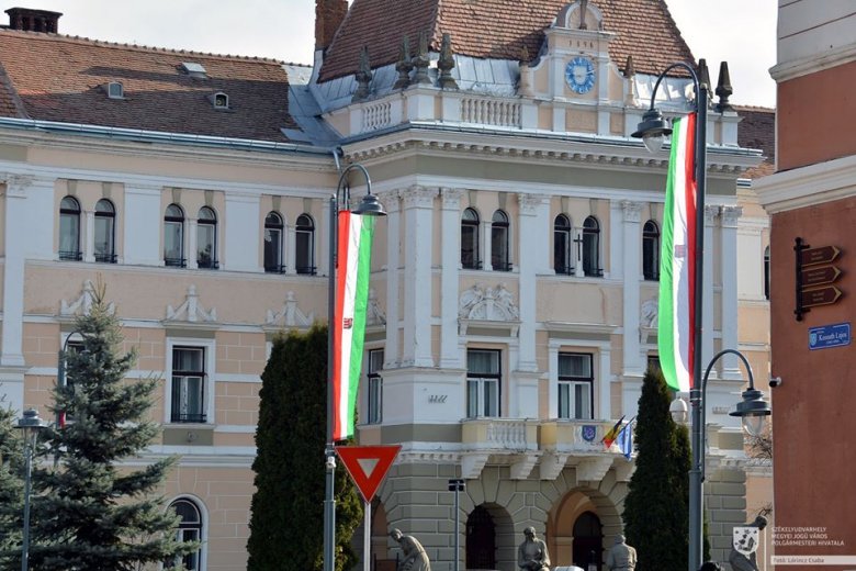 Csak a magyar zászlót kell eltávolítani a székelyudvarhelyi városházáról