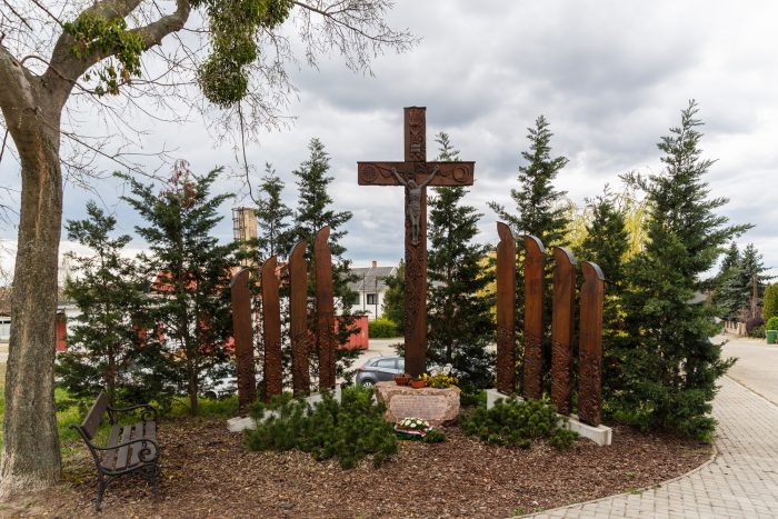 Tata&#39;s &quot;Szőgyeni Cross&quot;, on Mindszenty Square (Photo: Tata City Archive)