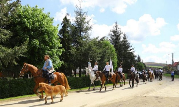 Gebetsbänder werden nach Csíksomlyo geschickt