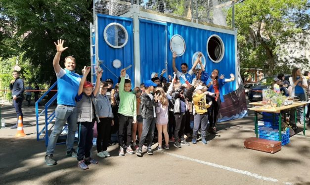 Ungvárer Schulkinder stellten Gegenstände aus Plastikmüll her