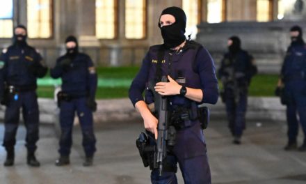Die österreichische TEK bewacht den von den Islamisten angegriffenen Einwanderungsminister