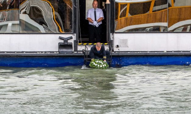 Gedenken an die Opfer der Meerjungfrau