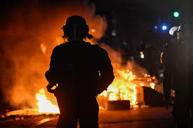 Felgyújtottak és kifosztottak egy francia kisvárost a városi  gerillák