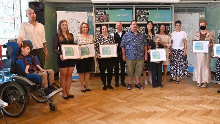 Single-parent families are not alone either: the Odd Parent Awards were presented