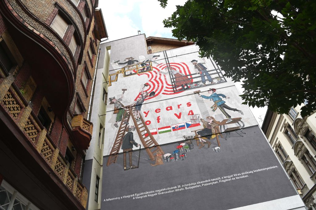 A visegrádi csoport (V4) megalapításának 30. évfordulója alkalmából készült falfestés a belvárosi Klauzál utcában az átadás napján, 2021. június 30-án. MTI/Bruzák Noémi