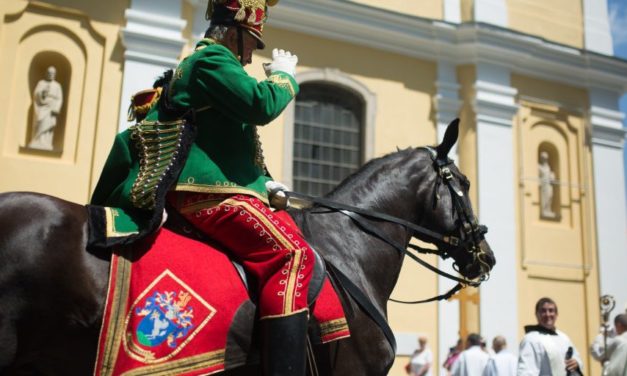 Pilgrims arrive at Szentkút on horseback