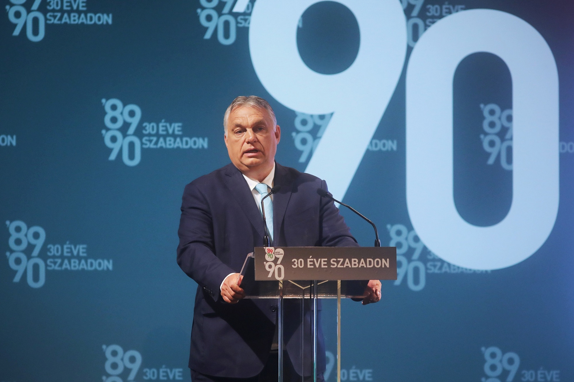 Orbán Viktor miniszterelnök beszédet mond a szovjet csapatok kivonulásának harmincadik évfordulóján a Pesti Vigadóban Fotó: MH/Papajcsik Péter