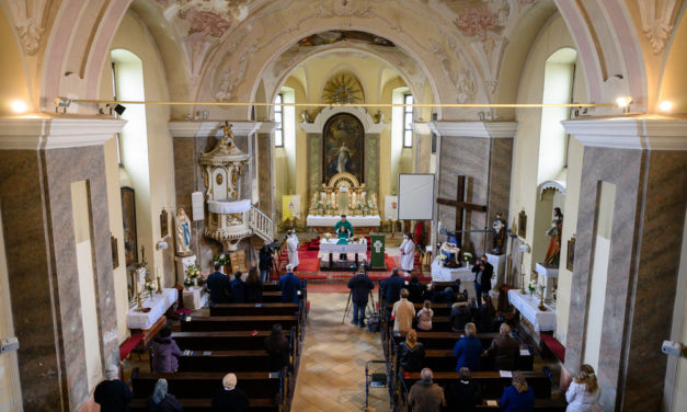 Od najbliższej niedzieli noszenie maseczki w kościołach katolickich nie jest konieczne