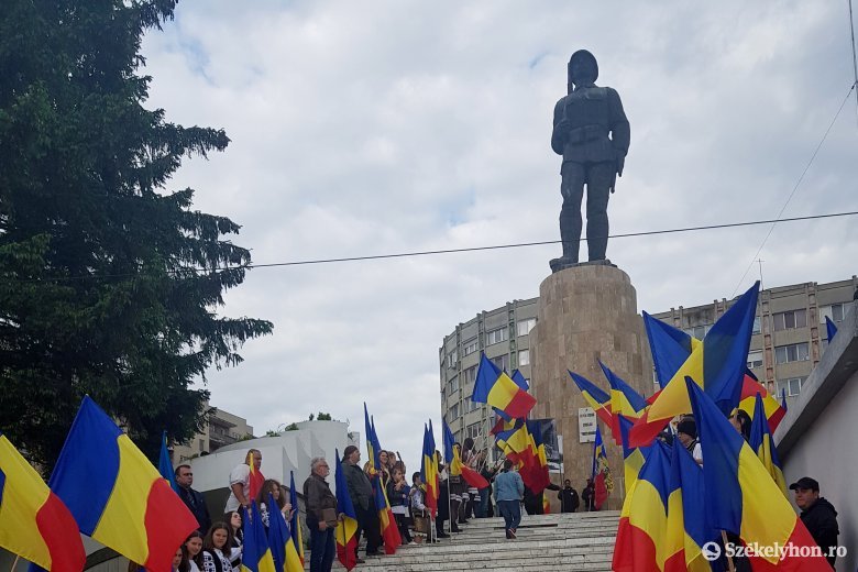 I rumeni hanno celebrato il Trianon su Sepsiszentgyörgy