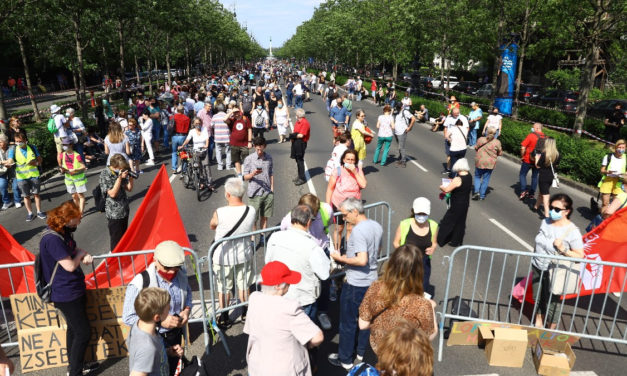 Invece di una folla di 20.000 persone, ci sono 28 gradi