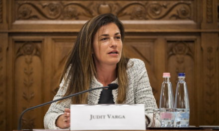 Varga Judit: az online térben is meg kell védeni az emberek jogait