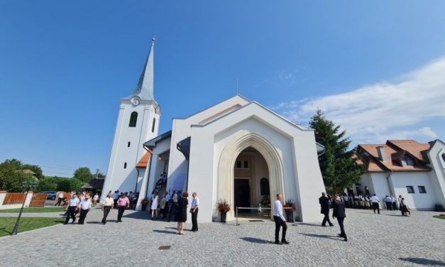 Die neue reformierte Kirche von Mezőpanit wurde geweiht und übergeben