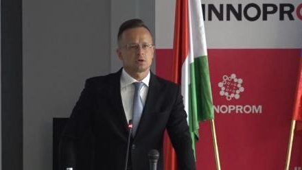 Szijjártó Péter: Magyarország elsőként akarja újraindítani a gazdaságát