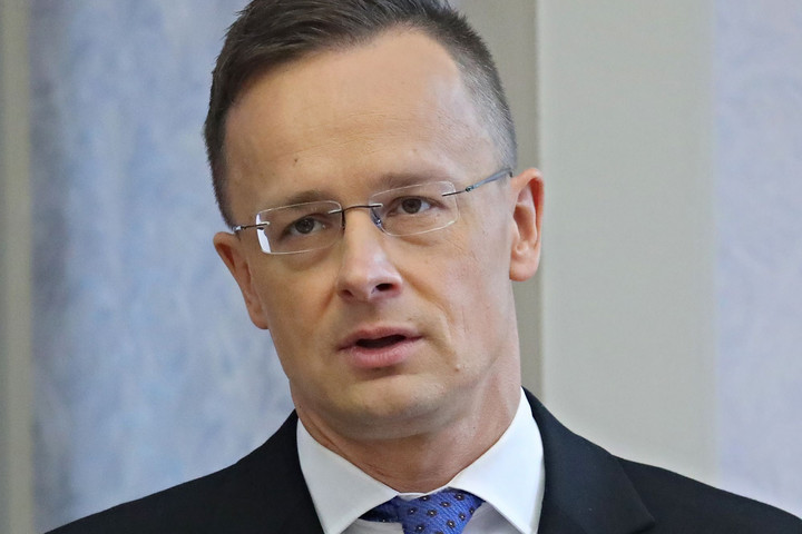 Péter Szijjártó zażądał dochodzenia w sprawie zniesławiającej hymn flagi LGBTQI