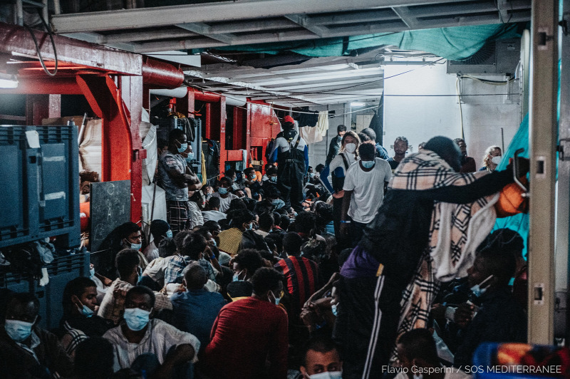 Quelle: 572 Migranten befanden sich am 6. Juli 2021 an Bord der Ocean Viking vor der Küste Libyens/QUELLE: AFP/FLAVIO GASPERIN