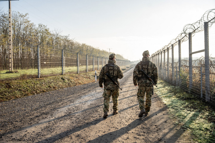 Katonák járőröznek Hercegszántón, a határzárnál Fotó: MTI/Rosta Tibor