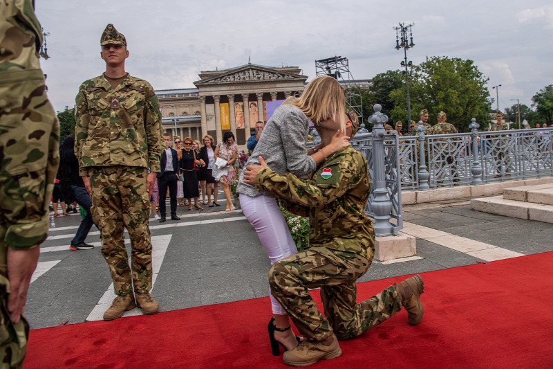 Bei der Amtseinführung der Unteroffiziere in Budapest auf dem Hősök-Platz wurde nach einem Mädchen gefragt