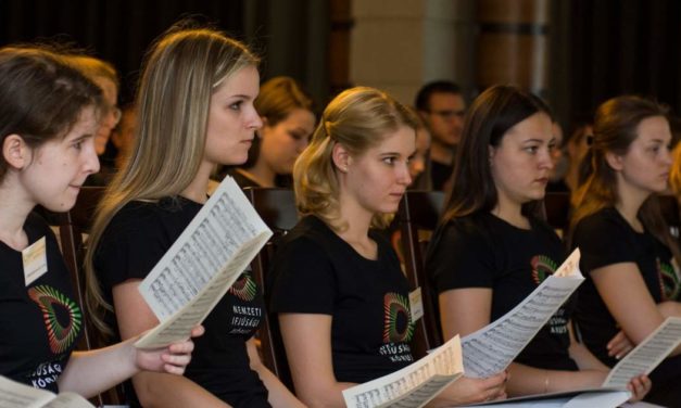 Il coro giovanile sta girando il paese