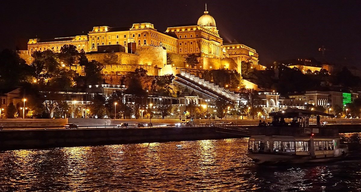 Spektakuläre Lichtmalerei schmückt abends den Budavári-Palast