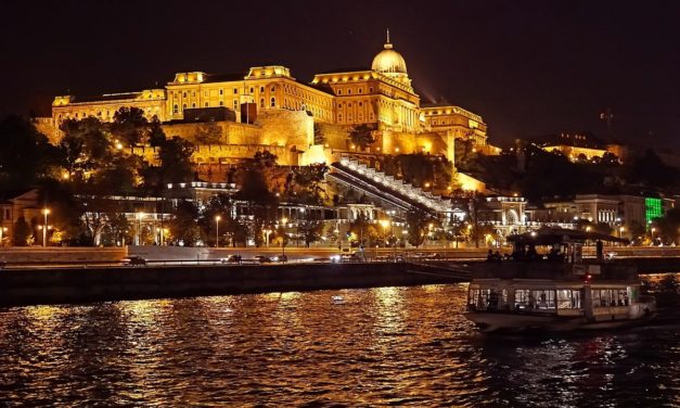 Spektakularne malowidła świetlne zdobią wieczorami Pałac Budavári