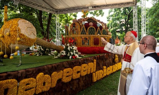 Péter Erdő segnete die beiden Blumenkarren des Debrecener Blumenkarnevals