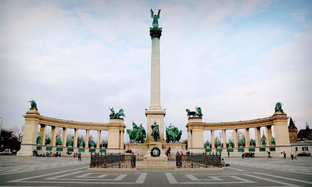 Pięć minut historii (16.) - Plac Bohaterów, symbol naszego narodu