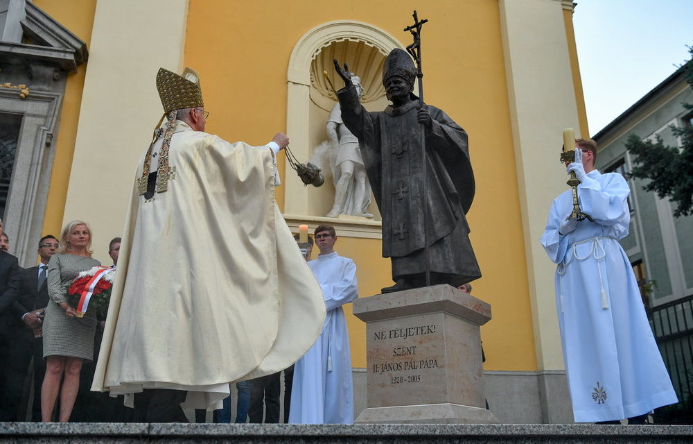 Saint II wurde in Debrecen eingeweiht. Statue von Papst Johannes Paul II 