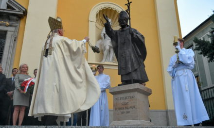 Saint II wurde in Debrecen eingeweiht. Statue von Papst Johannes Paul II 