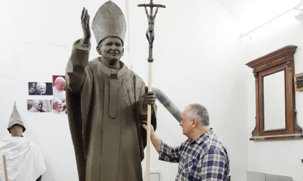 Életnagyságú szobrot kaphat II. János Pál pápa Debrecenben