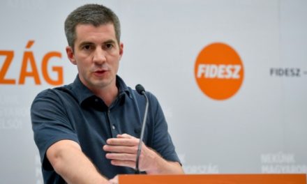 Fidesz Stop Gyurcsány startet eine Petition! Schluss mit Weihnachten! mit Titel 