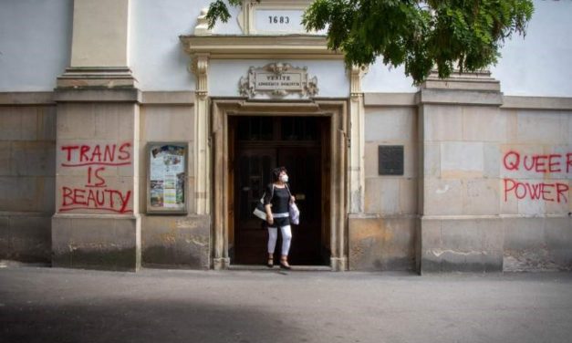 I graffiti sono apparsi su chiese ed edifici ecclesiastici a Bratislava