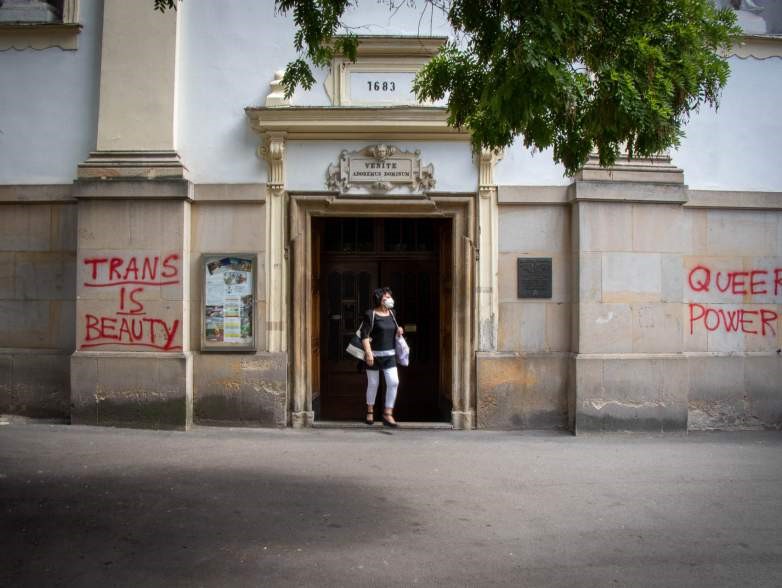 I graffiti sono apparsi su chiese ed edifici ecclesiastici a Bratislava