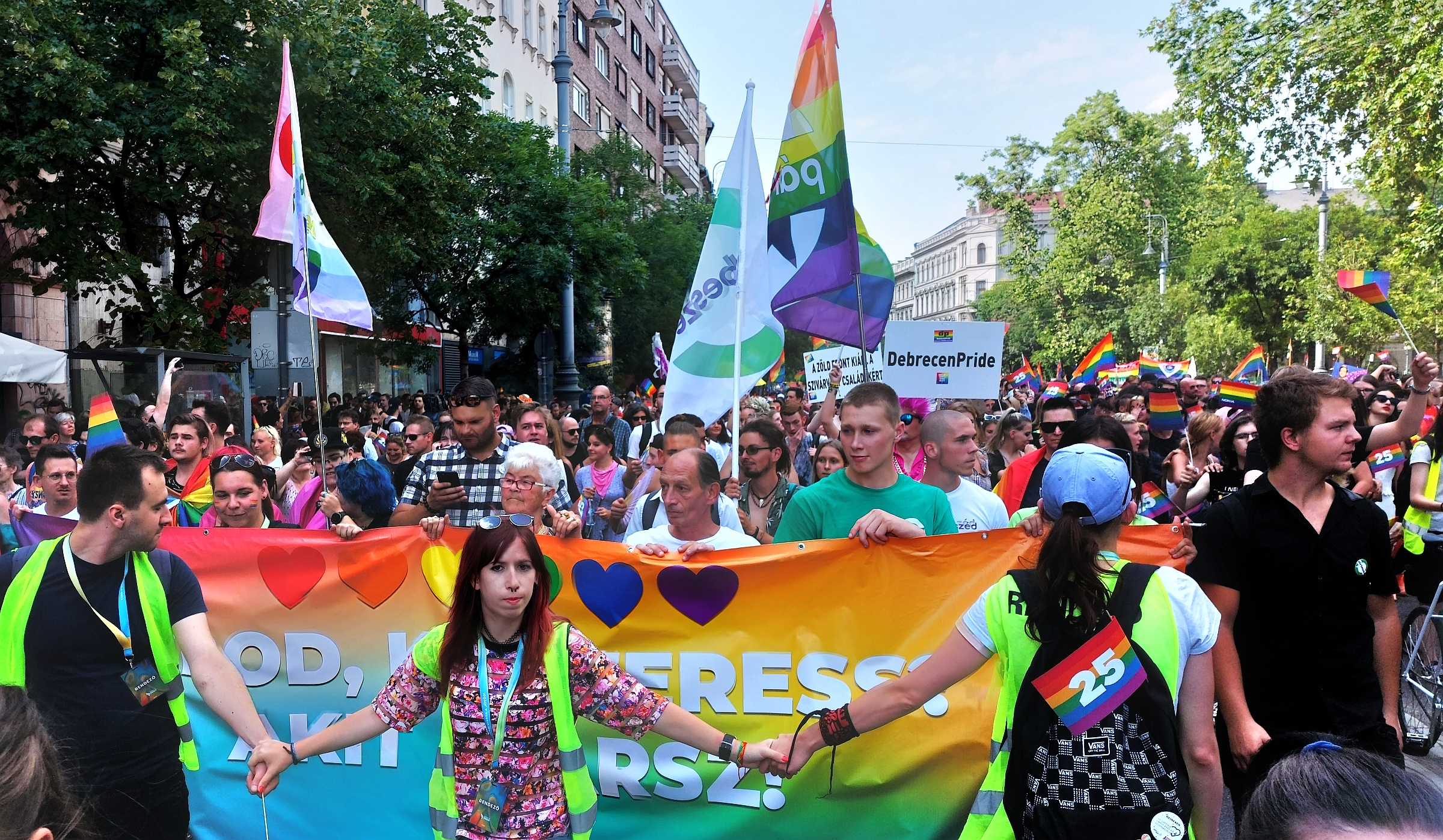 Una folla di 30.000 persone al Pride. Non c&#39;è pericolo lì! Fonte: instant.hu 