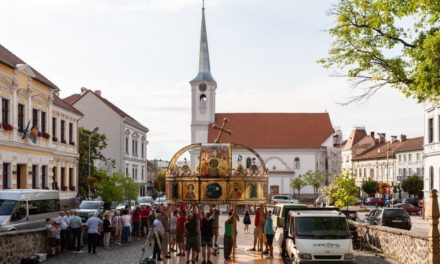 Powiększona kopia Świętej Korony została wystawiona w Székelyudvarhely