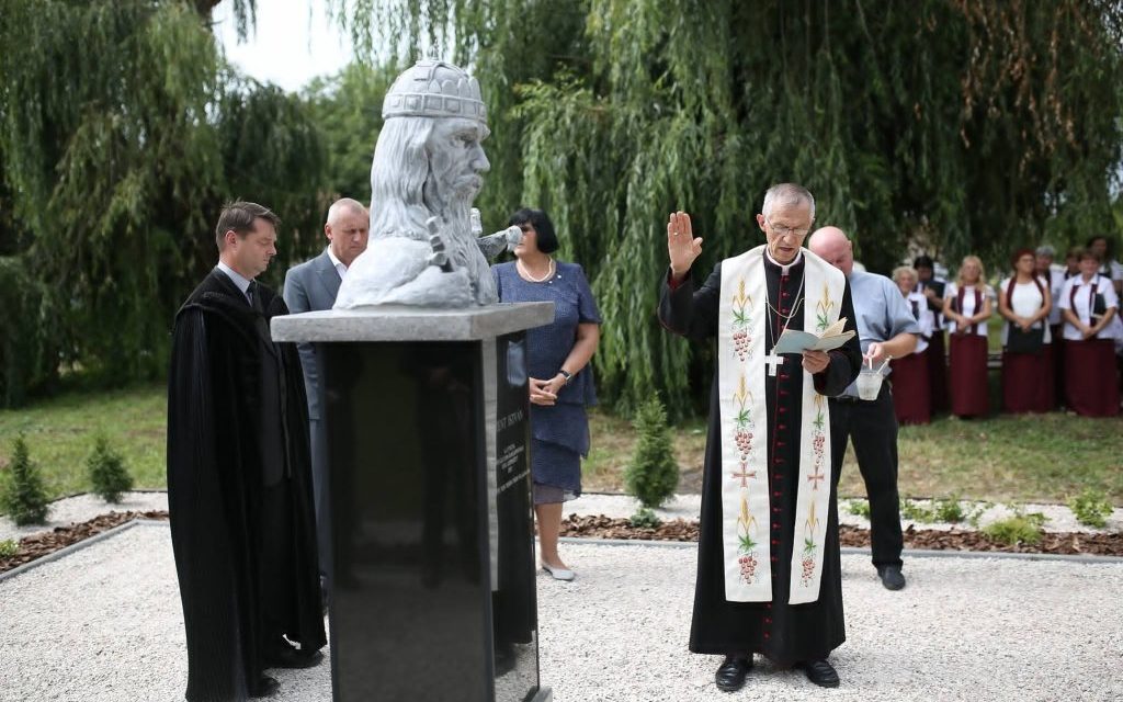 Er erhielt eine Statue von Szent István in Transkarpatien