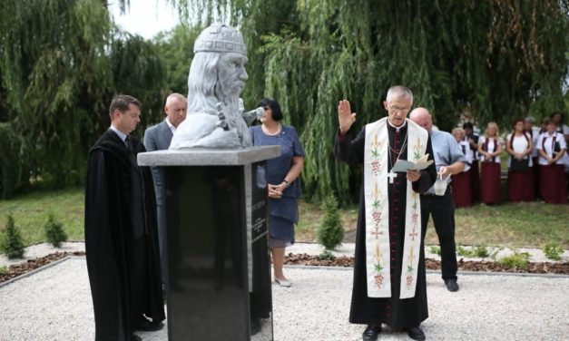 He received a statue of Szent István in Transcarpathia