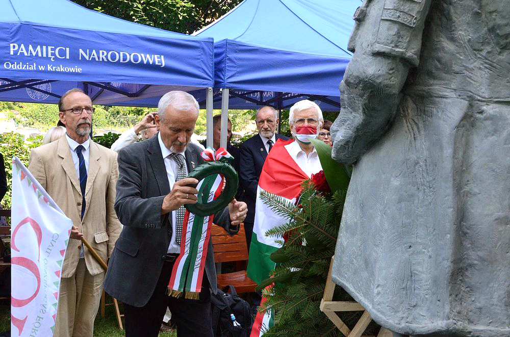 cöf delegazione Cracovia Deposizione della corona della statua di Teleki