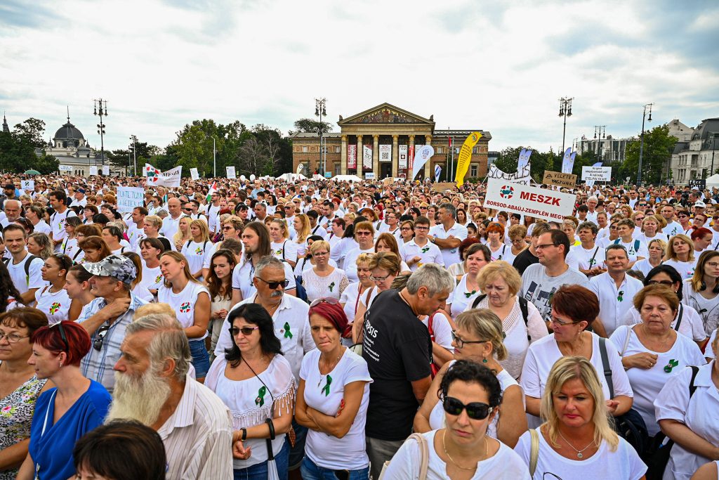 Demonstracja pracowników służby zdrowia na placu Hősök/Forrás 24.hu