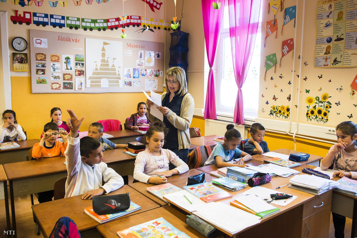 EU funds are used to teach Romanian teachers how to teach Romanian to Hungarian children