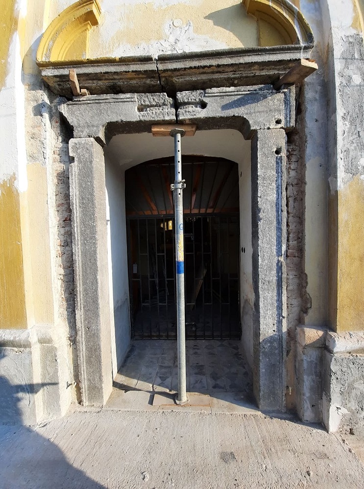 Kamienny portal w renowacji (Foto: Miloš Kačáni, Facebook)