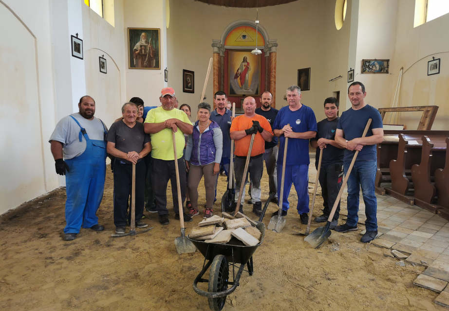 The people of Ecsegfalva are renovating their church with their own hands