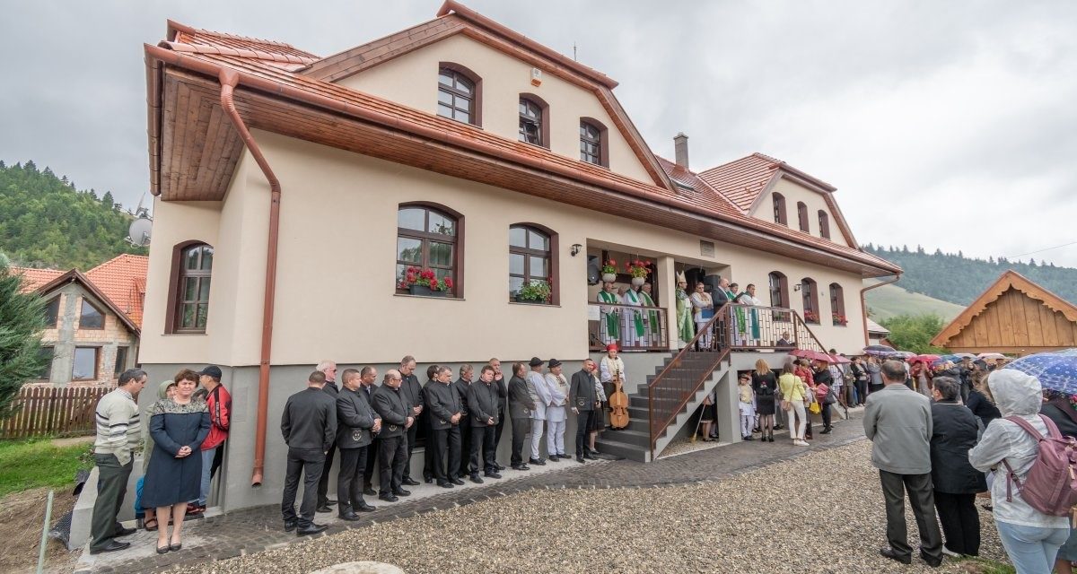 È stato consegnato un nuovo edificio parrocchiale a Gyimesfelsőlok