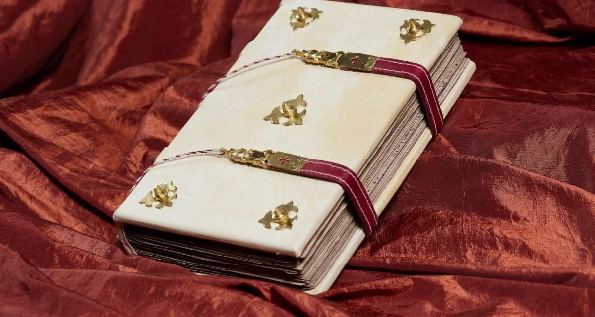 Podarowany egzemplarz Kodeksu modlitwy zostaje przekazany Ojcu Świętemu