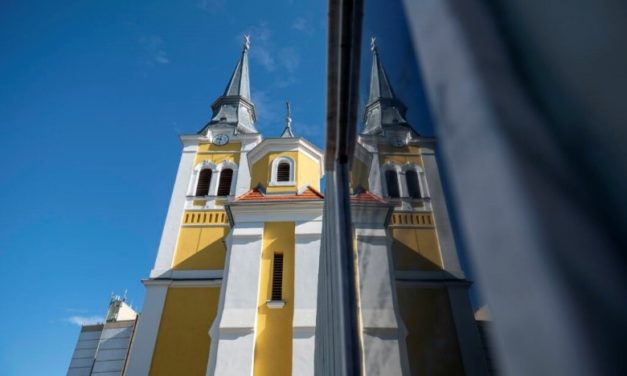 Die Hauptpfarrkirche in Salótarján wurde renoviert