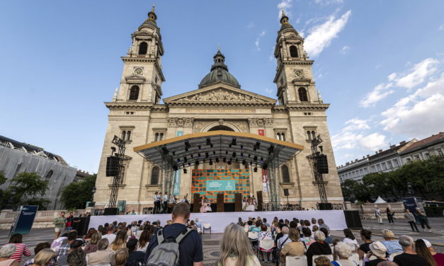 Milleduecento milioni di cattolici nei cinque continenti ci stanno guardando