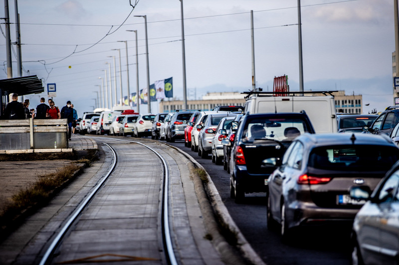 Traffic jam at the Petőfi bridge on the morning of September 1/PHOTO: SÁNDOR CSUDAI - ORIGO