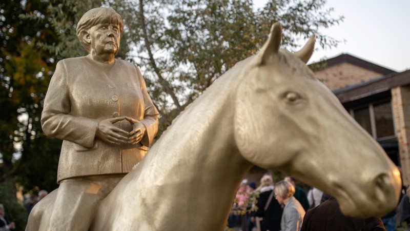 Lovasszobrot állítottak Merkelnek Németországban